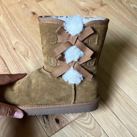 Koolaburra Victoria Short Girls Boots - Picture 2 of 8